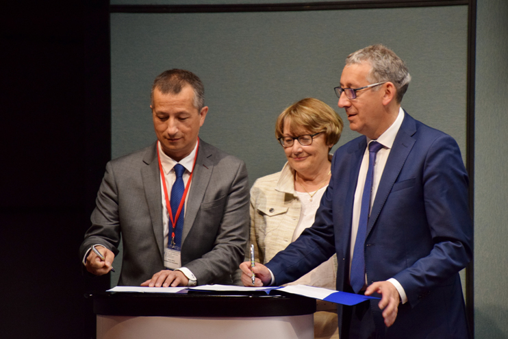Le 26 mai dernier, l'AMSE a signé une convention de partenariat avec le Département (© Chantal de Crombrugghe).