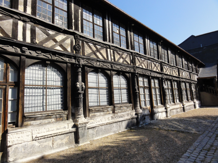 Rouen : la reconversion de l'aître Saint-Maclou a commencé