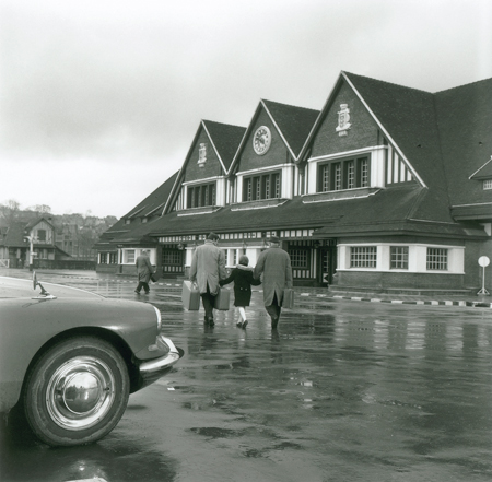 Tournage du film Un singe en hiver en 1961 : Jean-Paul Belmondo et Jean Gabin devant la gare de Trouville-Deauville. (Coll. Mairie de Villerville © Marcel Dole)