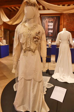 L'exposition « Mon trousseau de mariage » présente notamment d'élégantes robes de mariée. (© Virginie Michelland)