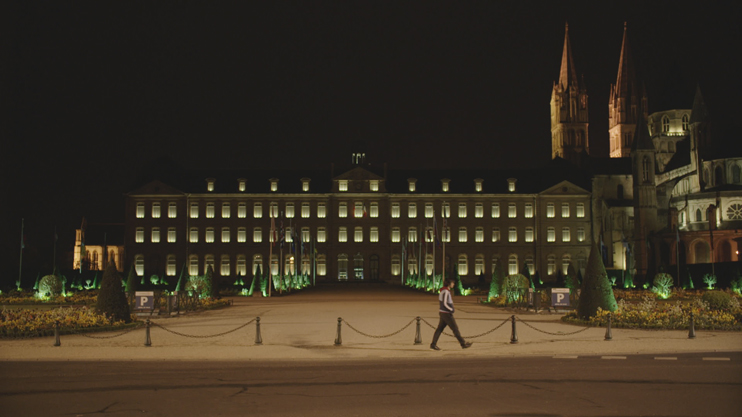 Photogramme du film Comment cest loin dOrelsan et Christophe Offenstein (2015), Abbaye-aux-Hommes, Hôtel de Ville de Caen. ( Nolita Cinéma).