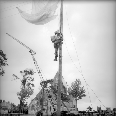 Photographie de tournage du film Le Jour le Plus long à Sainte-Mère-Église (Manche), Darryl. F. Zanuck, 1962. (© Jean-Marie Lézec).