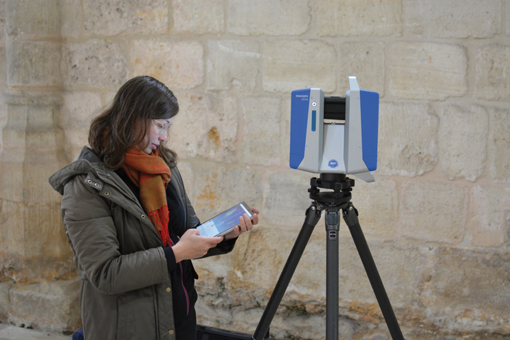 Ségolène utilise un scanner-laser à la pointe de la technique. (© Tanguy Béraud)