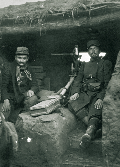 Tranchée avancée dans le bastion du Luxembourg, près de Loivre. Ces deux poilus appartiennent au 39e RI. (Coll. Bruno Nion)