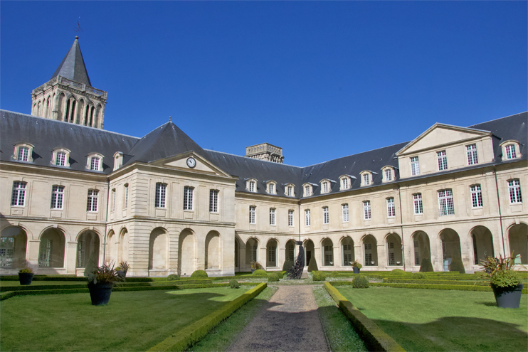 La cour d'honneur de l'Abbaye-aux-Dames. (Photo Rodolphe Corbin © Patrimoine Normand).