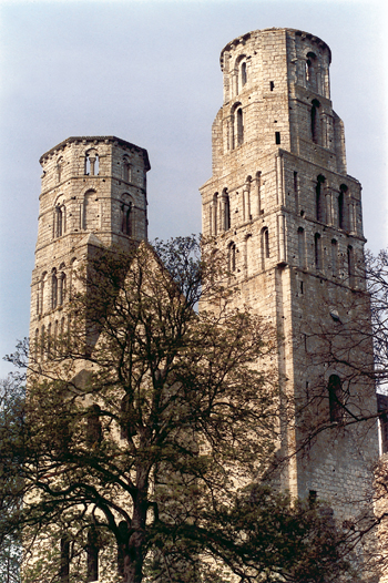 Abbatiale Notre-Dame. Façade (XIe siècle). (Photo Eric Bruneval © Patrimoine Normand.)