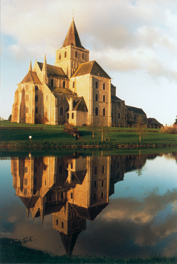 L'abbatiale vue du plan d’eau.?Chevet et croisillon nord. (Photo Erik Groult © Patrimoine Normand.