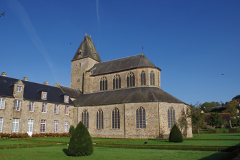 L’abbaye de Lonlay, fondée par Guillaume de Bellême, se vit concéder de multiples droits sur la forêt des Andaines. (© Stéphane William Gondoin)