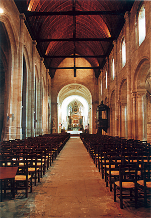 Nef de l’église de l’abbaye de Montivilliers. Cette nef est dédiée à Saint-Sauveur et fait office d’église paroissiale. Au fond, le chœur appartient à l’abbaye, il est consacré à Notre-Dame. La partie droite est romane, élévation à deux niveaux faite de grandes arcades et de fenêtres hautes ; la partie gauche est gothique, de la fin du XVe siècle, grandes arcades s’élevant jusqu’à la hauteur des baies hautes de la partie romane. (Photo Isabelle Audinet © Patrimoine Normand).