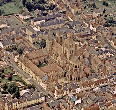 Vue aérienne de l’abbaye Notre-Dame de Saint-Pierre-sur-Dives en plein cœur du bourg. Avant les travaux, 2010. (© Jean Desloges)