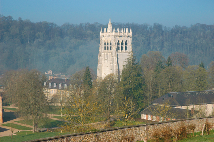 Abbaye du Bec-Hellouin - Quand resurgissent les fortifications de la guerre de Cent Ans