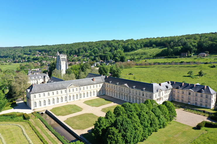 Les Mauristes ont laissé partout leur empreinte au Bec-Hellouin. (Photo Rodolphe Corbin © Patrimoine Normand)