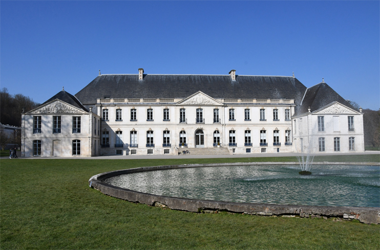 L’abbaye du Valasse a conservé l’aspect d’un château de style classique. Du corps principal, entièrement reconstruit au XVIIIe siècle, se détachent deux ailes qui dissimulent derrière leurs façades des salles médiévales partiellement préservées. (Photo Rodolphe Corbin © Patrimoine Normand)