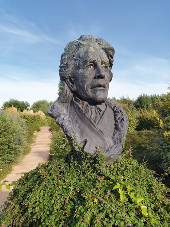 Buste d’Alexandre Olivier Exquemelin dans le jardin des Personnalités de Honfleur, signé du sculpteur Jean-Marc de Pas. (© Stéphane William Gondoin)