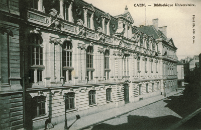 Dans le prolongement de l’université, on construisit au XIXe siècle un nouveau bâtiment permettant d’abriter les collections d’ouvrages des différentes facultés. (Coll. Patrimoine Normand)