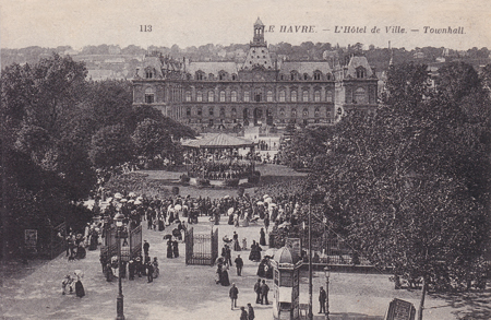 L’ancien hôtel de ville, ses jardins et son kiosque. Jour d’affluence. (© Coll. Stéphane William Gondoin)