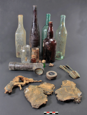 Objets découverts lors de la fouille du camp cigarette Twenty Grand de Saint Pierre-de-Varengeville. Les « camps cigarette », qui tenaient leurs appellations des marques de cigarettes américaines de l’époque, étaient des camps intermédiaires servant d’escale aux soldats qui partaient au front ou en revenaient.( (Fouille B. Aubry, Inrap. Cliché S. Le Maho, Inrap)