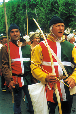 Piétons et archers français (croix blanche). (Photo Georges Bernage © Patrimoine Normand).