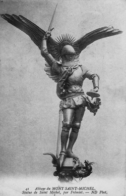 La statue qui coiffe le Mont depuis la fin du XIXe siècle. C’est une œuvre de Frémiet représentant l’archange. (© Coll. Patrimoine Normand)