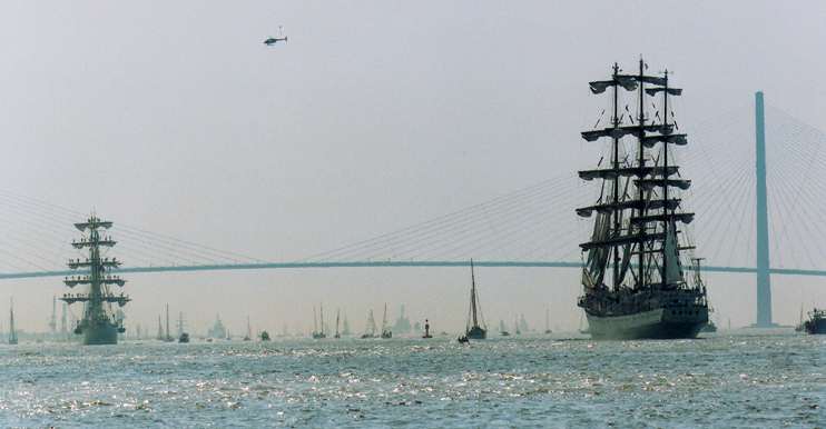 Armada du siècle - Devant le Pont de Normandie. (Photo Eric Bruneval © Patrimoine Normand.)