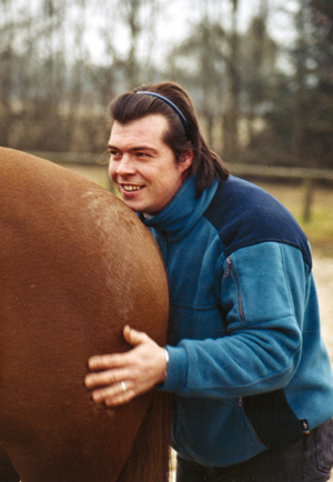 Arnaud Macé, l'homme qui murmurait à l'oreille des chevaux. Caresser la croupe en se plaçant derrière les postérieurs : un pari dangereux pour tous les gens de cheval ; le fruit d’une totale confiance établie à l’Académie d’Enseignement Comportemental de Firfol. (Photo Thierry Georges Leprévost © Patrimoine Normand)