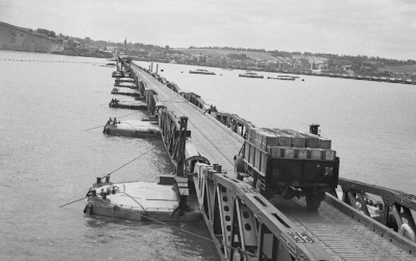 Vue de l'une des jetées à sens unique du port artificiel codé “ Mulberry B ” face à Arromanches-les-Bains  (© I.W.M.).