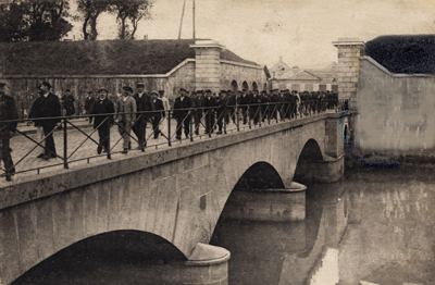 L'arsenal de Cherbourg, sortie du chantier vers 1900. (cpa – coll. particulière. DR)