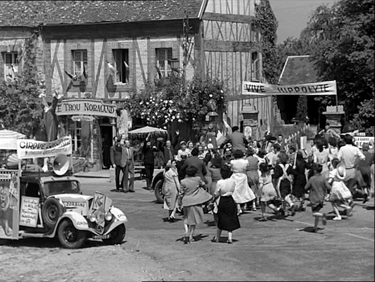 L’auberge du Trou Normand, enjeu entre Hippoyte Lemoine et sa tante. Situé à la Vieille-Lyre (Eure), l’établissement est aujourd’hui un gîte rural. (© Gaumont)