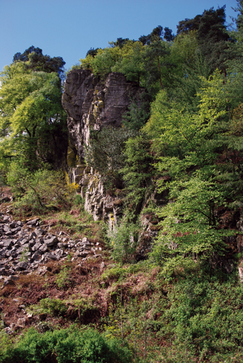 Surplombant les Thermes, le Roc au Chien ; à chacun d'y trouver la tête du monstre. (© Ange Leclerc-Keroullé)