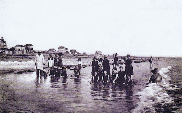 Plage de Barneville-sur-mer au début du XXe siècle. La station prendra son essor en 1926.