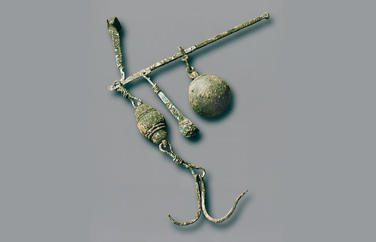 Parville, Le Bois de Parville, Eure. Balance romaine en bronze composée de deux crochets, sur lesquels on suspend l’objet à peser, et un contrepoids fixé le long d’un fléau gradué. (­­© Photo H.?Paitier, Inrap, 2006)