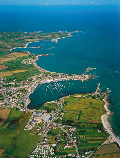 Vue aérienne de Barlfeur. (© OT Barfleur)