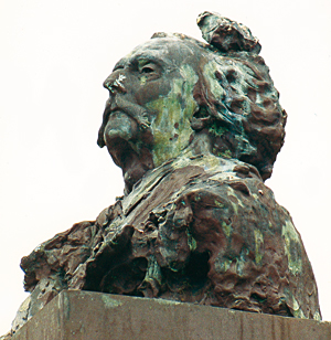 Buste de Jules Barbey d’Aurevilly par Rodin. a Saint-Sauveur le Vicomte. (Photo Thierry Georges Leprévost © Patrimoine Normand)