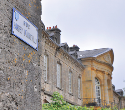 La rue de Saint-Sauveur est devenue rue Barbey-d’Aurevilly. (Photo Rodolphe Corbin © Patrimoine Normand)