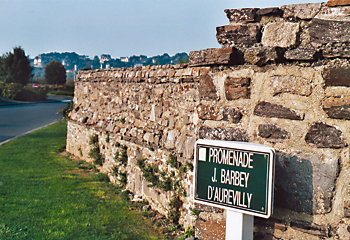 Jules Barbey d'Aurevilly a laissé son nom à la voie qui longe la côte à Carteret, là où il venait passer ses vacances. (Photo Thierry Georges Leprévost © Patrimoine Normand)