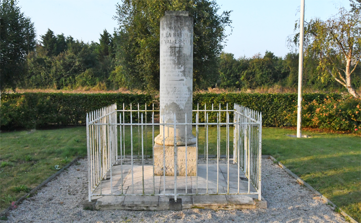 Stèle commémorant la victoire de Guillaume au Val-ès-Dunes (Photo Rodolphe Corbin © Patrimoine Normand).