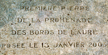 Bayeux. Départ de la promenade des bords de l'Aure. Une plaque rappelle sa création le 13 janvier 2005. (Photo Erik Groult © Patrimoine Normand)