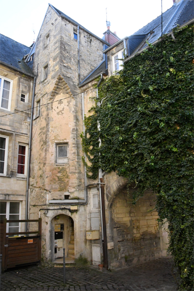 Au début de la rue Saint-Malo, la cour de l’ancien Hôtel d’Argouges-Gratot rappelle l’ancien tracé, plus sinueux, de cette artère, le passé médiéval de cette ancienne paroisse et la présence de la famille d’Ar­gouges aux deux extrémités de cette paroisse à laquelle elle était particulièrement attachée. Cette famille contribua à la fondation de l’église Saint-Malo. L’ombre de la fée d’Ar­gouges plane sur ce quartier. (Photo Rodolphe Corbin © Patrimoine Normand)