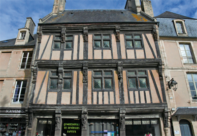 La maison d’Adam et Éve, restaurée, actuellement, face à la salle capitulaire. (Photo Rodolphe Corbin © Patrimoine Normand)