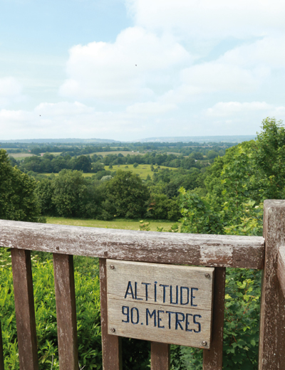 Le village de Beaumont-en-Auge est perché à 90 mètres de haut. Panorama sur la vallée de la Touques (Photo Rodolphe Corbin © Patrimoine Normand)