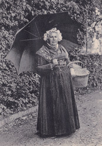 La « belle Ernestine » vers 1900. Elle avait alors autour de soixante ans et n’était donc plus la fraîche jeune fille qu’avait si bien connue Maupassant. Elle continuait toutefois de régaler tous ses visiteurs. Les murs de son auberge étaient tapissés d’autographes et de dessins de célébrités passées par sa table. (© Coll. Stéphane William Gondoin)