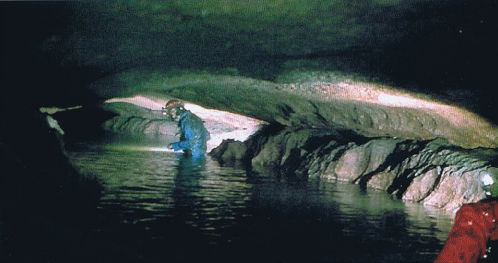 Spéléologie en Normandie - Dans le bief (photo Laurent Corbin).