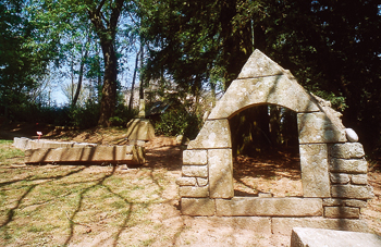 Partie haute de pignon de chapelle. (© Jeannine Rouch)