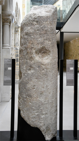 La borne milliaire du Manoir (Ier siècle) anciennement placée dans la commune du Manoir, dans le Bessin, est conservée au musée Baron-Gérard de Bayeux. (Photo Rodolphe Corbin © Patrimoine Normand)