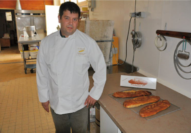 Monsieur Pépin, artisan boulanger à Clinchamps-sur-Orne depuis le milieu des années 1990, détient le fameux secret de la recette du Brasillé de Clinchamps. (Photo Rodolphe Corbin © Patrimoine Normand)