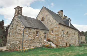 Bréel - manoir des Corday face ouest, le linteau du fenestron présente le blason de cette famille. (Photo Jeannine Rouch © Patrimoine Normand.)