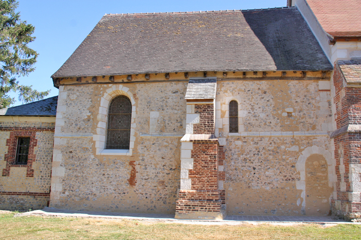 L'église Saint-Cyr-Sainte-Julitte, Bretigny (Eure). Le travail de restauration est loin d'être achevé en cet été 2019. (© Virginie Michelland.)