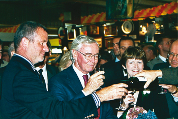 Après le Festival de Deauville, la Foire de Caen a été un événement marquant en Normandie à la fin de l’été. L’invité était la Californie. Nous voyons ici l’ambassadeur des USA dégustant du vin français, entre Philippe Bertin, directeur de la Foire et Brigitte Le Brethon, maire de Caen. (© Patrimoine Normand)