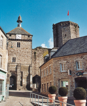 Le château fondé par Anslek, rebâti par ses descendants, les Bertran, domine encore la localité avec son puissant donjon polygonal perché sur sa motte millénaire. (Photo Georges Bernage © Patrimoine Normand)