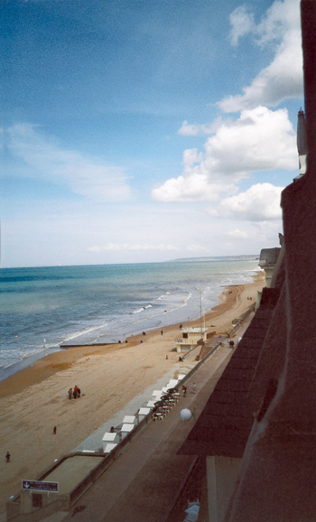 Du 4e étage du Grand-Hôtel, l’écrivain contemplait la plage et la digue dans leur majesté tranquille.?Au loin, « la côte dorée (Le Havre), habituellement invisible, de Rivebelle?». (Photo Thierry Georges Leprévost © Patrimoine Normand.)